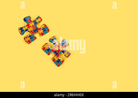 Autistico orgoglio giorno - 18 giugno. Mondo autismo consapevolezza giorno o mese sfondo. Puzzle colorati simboli di consapevolezza autismo. Spazio di copia Foto Stock