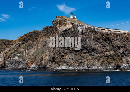 Vista sull'isola di Anacapa da una barca nel Parco Nazionale delle Isole del canale Foto Stock