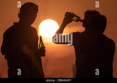 Londra, Regno Unito. 9th giugno, 2023. UK Weather: Tramonto drammatico dalla cima di Greenwich Park come il primo allarme di salute di calore dell'anno è emesso in gran parte dell'Inghilterra come le temperature continuano ad aumentare. Si prevede che alcune parti del paese saranno più calde di Marbella, Ibiza e Tenerife nei prossimi giorni, mentre un pennacchio di aria calda si muove dal sud, dice l'ufficio del Met. Credit: Guy Corbishley/Alamy Live News Foto Stock