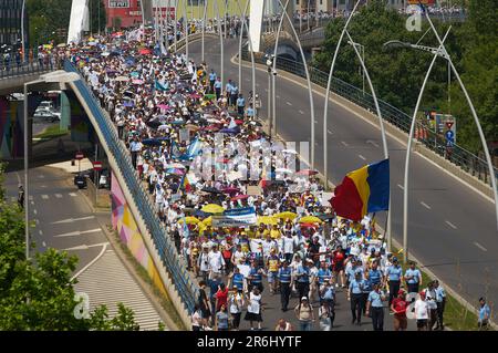 Bucarest, Romania. 9th giugno 2023: Quasi 12.000 dipendenti del sistema educativo, per lo più insegnanti, si dirigono sulla rotta tra la sede del governo rumeno e il Palazzo Presidenziale di Bucarest, nella terza settimana dello sciopero nazionale. Diverse federazioni sindacali dell'istruzione hanno iniziato uno sciopero nazionale il 22 maggio, chiedendo salari più alti e migliori condizioni di lavoro. Credit: Lucian Alecu/Alamy Live News Foto Stock