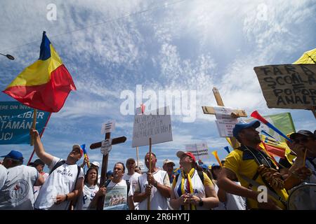 Bucarest, Romania. 9th giugno 2023: Quasi 12.000 dipendenti del sistema educativo, per lo più insegnanti, si dirigono sulla rotta tra la sede del governo rumeno e il Palazzo Presidenziale di Bucarest, nella terza settimana dello sciopero nazionale. Diverse federazioni sindacali dell'istruzione hanno iniziato uno sciopero nazionale il 22 maggio, chiedendo salari più alti e migliori condizioni di lavoro. Credit: Lucian Alecu/Alamy Live News Foto Stock