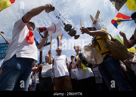 Bucarest, Romania. 9th giugno 2023: Un protesista fa oscillare un incenso incendiante durante la protesta degli insegnanti, a Bucarest. Quasi 12.000 dipendenti del sistema educativo, per lo più insegnanti, si dirigono lungo il tragitto tra la sede del governo rumeno e il Palazzo Presidenziale di Bucarest, nella terza settimana dello sciopero nazionale. Diverse federazioni sindacali dell'istruzione hanno iniziato uno sciopero nazionale il 22 maggio, chiedendo salari più alti e migliori condizioni di lavoro. Credit: Lucian Alecu/Alamy Live News Foto Stock