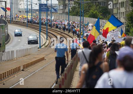 Bucarest, Romania. 9th giugno 2023: Quasi 12.000 dipendenti del sistema educativo, per lo più insegnanti, si dirigono sulla rotta tra la sede del governo rumeno e il Palazzo Presidenziale di Bucarest, nella terza settimana dello sciopero nazionale. Diverse federazioni sindacali dell'istruzione hanno iniziato uno sciopero nazionale il 22 maggio, chiedendo salari più alti e migliori condizioni di lavoro. Credit: Lucian Alecu/Alamy Live News Foto Stock