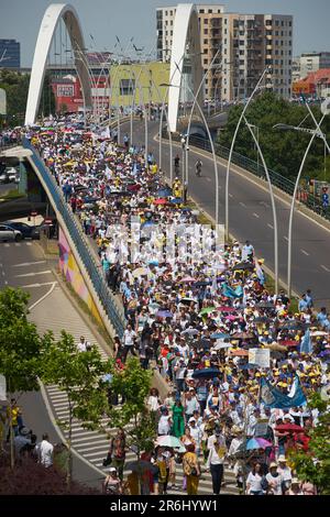 Bucarest, Romania. 9th giugno 2023: Quasi 12.000 dipendenti del sistema educativo, per lo più insegnanti, si dirigono sulla rotta tra la sede del governo rumeno e il Palazzo Presidenziale di Bucarest, nella terza settimana dello sciopero nazionale. Diverse federazioni sindacali dell'istruzione hanno iniziato uno sciopero nazionale il 22 maggio, chiedendo salari più alti e migliori condizioni di lavoro. Credit: Lucian Alecu/Alamy Live News Foto Stock