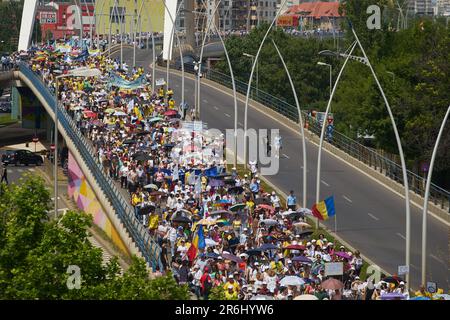 Bucarest, Romania. 9th giugno 2023: Quasi 12.000 dipendenti del sistema educativo, per lo più insegnanti, si dirigono sulla rotta tra la sede del governo rumeno e il Palazzo Presidenziale di Bucarest, nella terza settimana dello sciopero nazionale. Diverse federazioni sindacali dell'istruzione hanno iniziato uno sciopero nazionale il 22 maggio, chiedendo salari più alti e migliori condizioni di lavoro. Credit: Lucian Alecu/Alamy Live News Foto Stock