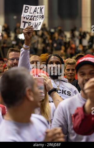 Il presidente Donald Trumps sostenitori di un raduno a Battle Creek, Michigan, in concomitanza con la Camera dei rappresentanti che votava per impedire il presidente. Foto Stock