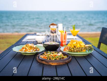 Piatti tailandesi in un ristorante fronte spiaggia a Hua Hin, Thailandia Foto Stock