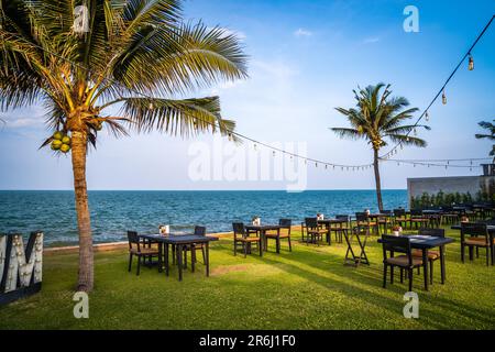 Piatti tailandesi in un ristorante fronte spiaggia a Hua Hin, Thailandia Foto Stock
