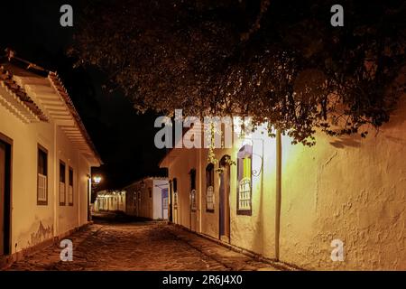 Suggestiva vista notturna di strade illuminate e edifici nel centro storico di Paraty, Brasile, patrimonio dell'umanità dell'UNESCO Foto Stock