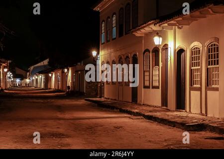 Suggestiva vista notturna di strade illuminate e edifici nel centro storico di Paraty, Brasile, patrimonio dell'umanità dell'UNESCO Foto Stock