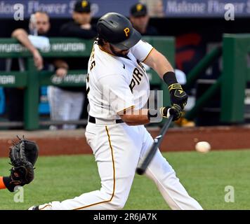 Pittsburgh, Stati Uniti. 09th giugno, 2023. Pittsburgh Pirates catcher Austin Hedges (18) guida in due manches con il suo doppio regola di terra nel secondo inning al PNC Park Venerdì 9 giugno 2023 a Pittsburgh. Foto di Archie Carpenter/UPI Credit: UPI/Alamy Live News Foto Stock