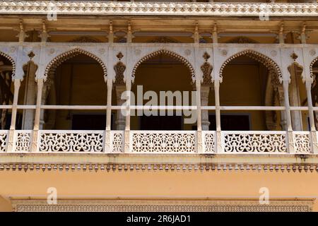 Primo piano dei balconi di Mubarak Mahal all'interno del Palazzo della Città, Jaipur. Foto Stock