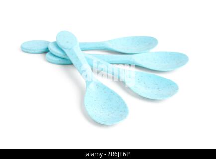 Cucchiai blu isolati su sfondo bianco. Festa dei bambini Foto Stock