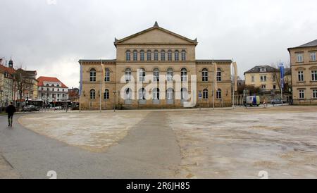 Landestheater, costruito nel 1840, a Schlossplatz, vista sul pomeriggio invernale senza neve, Coburgo, Germania Foto Stock