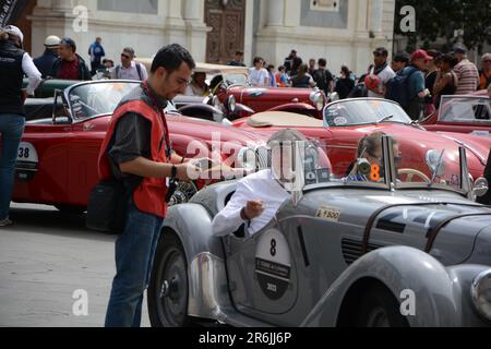 PISA , ITALIA - 30 APRILE - 2023 : BMW 328 1938 su una vecchia auto da corsa nel GP di rally di Terre di Canossa Foto Stock
