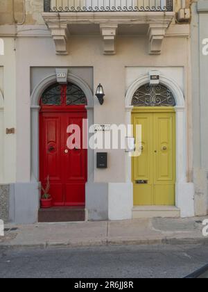 Due colorate porte d'ingresso a Paola, Malta Foto Stock