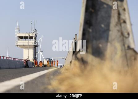 NUMANSDORP - il ponte Haringvliet sull'autostrada A29 è chiuso a tutto il traffico per un periodo di otto settimane a causa di importanti lavori di manutenzione sul ponte. Rijkswaterstaat sostituisce la valvola a ponte, il meccanismo di movimento e tutti i sistemi tecnici. ANP JEFFREY GROENEWEG netherlands OUT - belgium OUT Credit: ANP/Alamy Live News Foto Stock