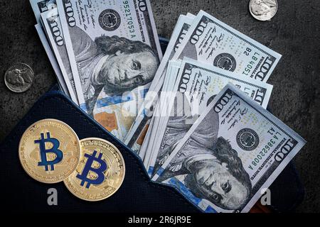 Bitcoins, banconote in dollari, monete e portafoglio su sfondo scuro, piatto Foto Stock