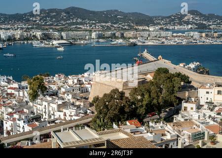 IBIZA CITTÀ VECCHIA FORTEZZA PORTO IBIZA ISOLE BALEARI SPAGNA Foto Stock