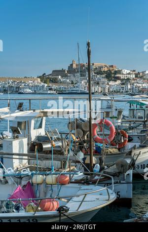 PICCOLE BARCHE DA PESCA LUNGOMARE CITTÀ VECCHIA IBIZA ISOLE BALEARI SPAGNA Foto Stock