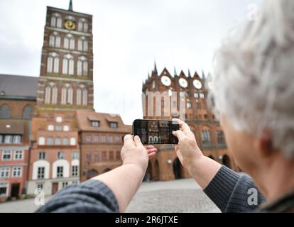 Berlino, Germania. 1st giugno, 2023. Un visitatore scatta foto nel centro di Stralsund, Germania nord-orientale, 1 giugno 2023. Credit: Ren Pengfei/Xinhua/Alamy Live News Foto Stock