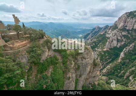 Vista parziale delle montagne dall'abbazia di Santa Maria de Montserrat a Monistrol, in una bella giornata estiva in Catalogna, Spagna Foto Stock