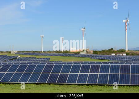 Sardegna, Italia - 18 Oktober 2023: Mulino a vento e pannelli solari in Sardegna Foto Stock