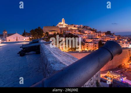 CANNONI CATTEDRALE FORTEZZA PASSEGGIATA CITTÀ VECCHIA IBIZA ISOLE BALEARI SPAGNA Foto Stock