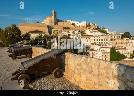 CANNONI CATTEDRALE FORTEZZA PASSEGGIATA CITTÀ VECCHIA IBIZA ISOLE BALEARI SPAGNA Foto Stock