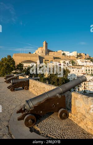 CANNONI CATTEDRALE FORTEZZA PASSEGGIATA CITTÀ VECCHIA IBIZA ISOLE BALEARI SPAGNA Foto Stock