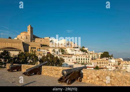 CANNONI CATTEDRALE FORTEZZA PASSEGGIATA CITTÀ VECCHIA IBIZA ISOLE BALEARI SPAGNA Foto Stock