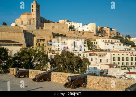 CANNONI CATTEDRALE FORTEZZA PASSEGGIATA CITTÀ VECCHIA IBIZA ISOLE BALEARI SPAGNA Foto Stock