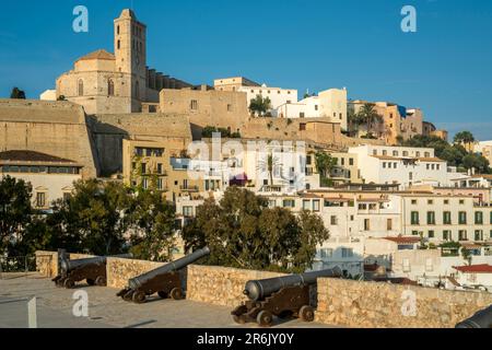 CANNONI CATTEDRALE FORTEZZA PASSEGGIATA CITTÀ VECCHIA IBIZA ISOLE BALEARI SPAGNA Foto Stock