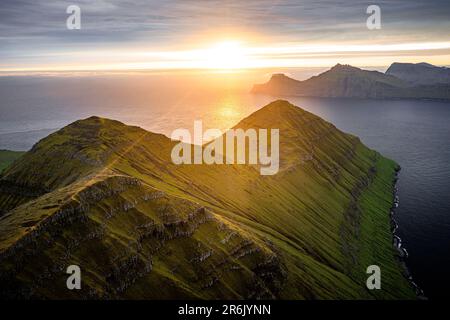 Alba sull'isola di Kalsoy e il fiordo di Funningur, vista aerea, Isola di Eysturoy, Isole Faroe, Danimarca, Europa Foto Stock