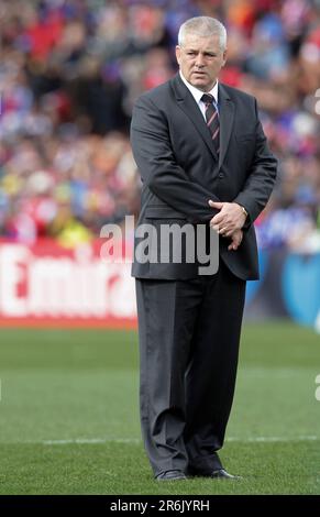 Allenatore del Galles Warren Gatland guarda la sua squadra scaldarsi prima di giocare a Samoa in una partita in piscina D della Coppa del mondo di rugby 2011, Waikato Stadium, Hamilton, Nuova Zelanda, Domenica, Settembre 18, 2011. Foto Stock