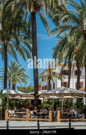 CAFFÈ ALL'APERTO AVENIDA DE LES ANDANES LUNGOMARE CENTRO STORICO IBIZA ISOLE BALEARI SPAGNA Foto Stock