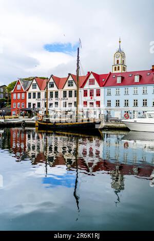 Antichi edifici e navi ormeggiate nel porto di Torshavn, Streymoy Island, Faroe Islands, Danimarca, Europa Foto Stock