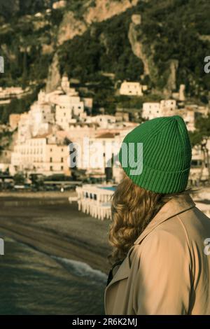 La vetrina, dove preparano pasta fresca dall'Italia. Per le strade di Roma. Concetto di cucina casalinga Foto Stock