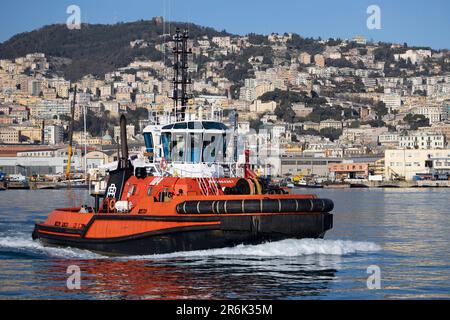 GENOVA, 2 FEBBRAIO 2023 - primo piano di un rimorchiatore nel porto di Genova, Italia Foto Stock