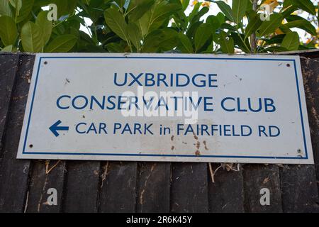 Uxbridge, Regno Unito. 10th giugno, 2023. Ironicamente un gazebo e sedie nel giardino del Conservative Club di Uxbridge. L’ex primo ministro Boris Johnson si è dimesso come deputato sostenendo di essere stato “costretto fuori dal Parlamento” dalle indagini sulla saga Partygate del Covid-19. Le sue dimissioni innescheranno ora un’elezione per via extrituale nel suo ex collegio elettorale di Uxbridge e South Ruislip. Il consenso generale dei residenti, dei lavoratori e degli acquirenti a Uxbridge questa mattina è stato o che non erano interessati, non si sono disturbati o felici che Boris Johnson si sia dimesso. Credit: Maureen McLean/Alamy Live News Foto Stock