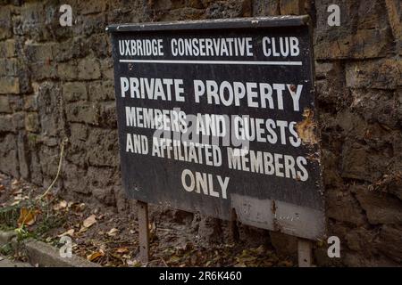 Uxbridge, Regno Unito. 10th giugno, 2023. Ironicamente un gazebo e sedie nel giardino del Conservative Club di Uxbridge. L’ex primo ministro Boris Johnson si è dimesso come deputato sostenendo di essere stato “costretto fuori dal Parlamento” dalle indagini sulla saga Partygate del Covid-19. Le sue dimissioni innescheranno ora un’elezione per via extrituale nel suo ex collegio elettorale di Uxbridge e South Ruislip. Il consenso generale dei residenti, dei lavoratori e degli acquirenti a Uxbridge questa mattina è stato o che non erano interessati, non si sono disturbati o felici che Boris Johnson si sia dimesso. Credit: Maureen McLean/Alamy Live News Foto Stock