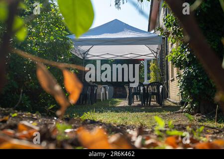 Uxbridge, Regno Unito. 10th giugno, 2023. Ironicamente un gazebo e sedie nel giardino del Conservative Club di Uxbridge. L’ex primo ministro Boris Johnson si è dimesso come deputato sostenendo di essere stato “costretto fuori dal Parlamento” dalle indagini sulla saga Partygate del Covid-19. Le sue dimissioni innescheranno ora un’elezione per via extrituale nel suo ex collegio elettorale di Uxbridge e South Ruislip. Il consenso generale dei residenti, dei lavoratori e degli acquirenti a Uxbridge questa mattina è stato o che non erano interessati, non si sono disturbati o felici che Boris Johnson si sia dimesso. Credit: Maureen McLean/Alamy Live News Foto Stock