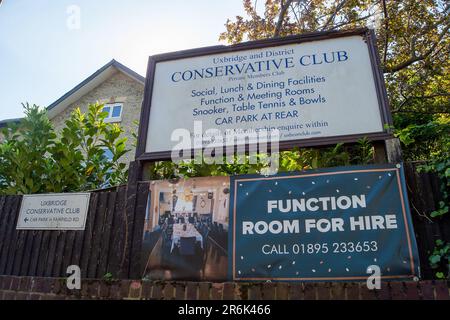 Uxbridge, Regno Unito. 10th giugno, 2023. Ironicamente un gazebo e sedie nel giardino del Conservative Club di Uxbridge. L’ex primo ministro Boris Johnson si è dimesso come deputato sostenendo di essere stato “costretto fuori dal Parlamento” dalle indagini sulla saga Partygate del Covid-19. Le sue dimissioni innescheranno ora un’elezione per via extrituale nel suo ex collegio elettorale di Uxbridge e South Ruislip. Il consenso generale dei residenti, dei lavoratori e degli acquirenti a Uxbridge questa mattina è stato o che non erano interessati, non si sono disturbati o felici che Boris Johnson si sia dimesso. Credit: Maureen McLean/Alamy Live News Foto Stock