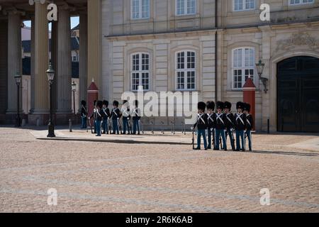 Il cambio di guardie al Palazzo Amalienborg a Copenaghen Foto Stock