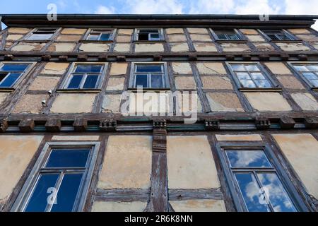 Vecchia casa a graticcio, fatiscente, da ristrutturare, Blankenburg, Sassonia-Anhalt, Germania Foto Stock