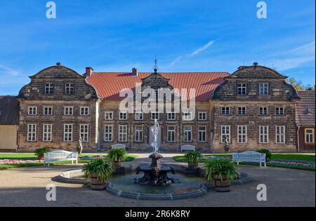 Vista del piccolo Palazzo nei giardini barocchi di Blankenburg, l'ex Orangerie, Sassonia-Anhalt, Germania Foto Stock