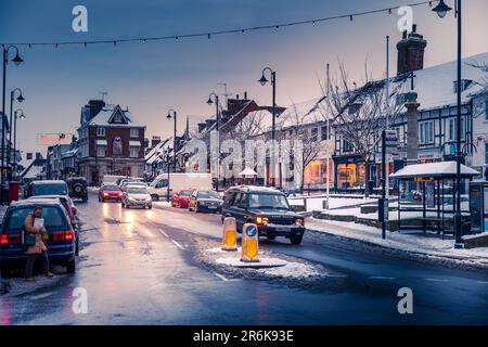 EAST GRINSTEAD, WEST SUSSEX/UK - 19 dicembre : Vista della High Street in East Grinstead West Sussex su dicembre 19, 2010. Persone non identificate Foto Stock