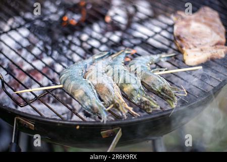 Gamberetti king size alla griglia per barbecue. Cottura di gamberetti grandi crudi. Foto Stock