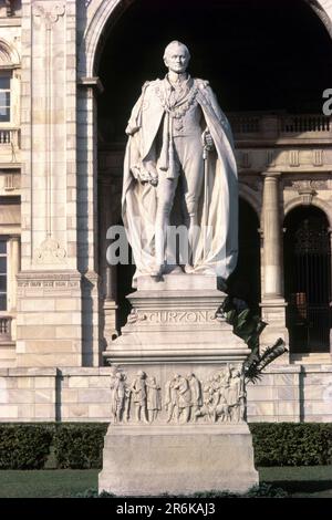 Statua di marmo di Lord Curzon di fronte al monumento commemorativo di Victoria a Kolkata o Calcutta, Bengala Occidentale, India, Asia Foto Stock