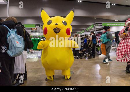 Melbourne, Australia. 10th giugno, 2023. Pikachu ha visto la folla durante l'OzComicCon 2023. Oz con comic Melbourne! L'evento ha riunito una vivace comunità di tifosi e giocatori, trasformando il centro convegni in un paradiso di cultura pop. I cosplayers hanno abbagliato con i loro costumi elaborati, incarnando i personaggi amati dai fumetti, dai film e dagli anime. Gli ospiti delle celebrità hanno coinvolto il pubblico in coinvolgenti pannelli e sessioni di domande e risposte, condividendo storie dietro le quinte e intuizioni ispiranti. Gli espositori hanno presentato un tesoro di oggetti da collezione, merchandise e opere d'arte, attirando i partecipanti con ex Foto Stock